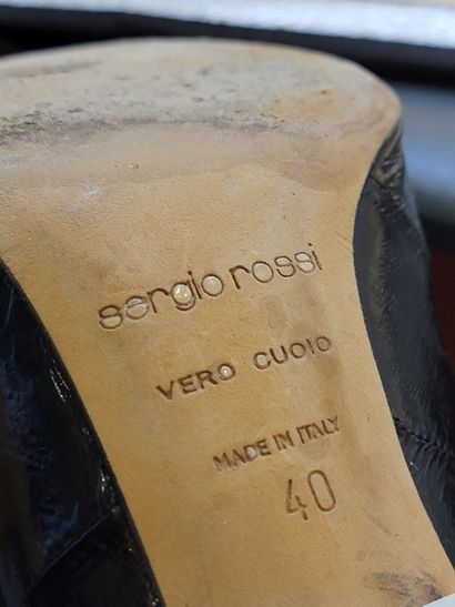 SERGIO ROSSI 
Paire d'escarpins en cuir d'anguille...