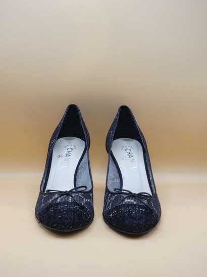 CHANEL
Paire d'escarpins en broderie ajourée,...