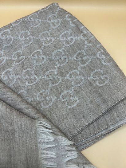 GUCCI 
Echarpe en laine et soie monogrammée...