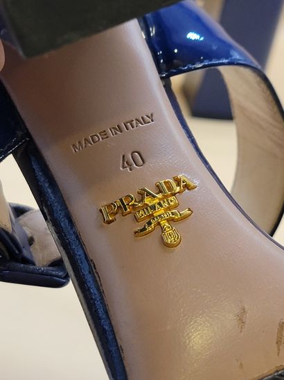 PRADA
Paires de sandales à talons en cuir...