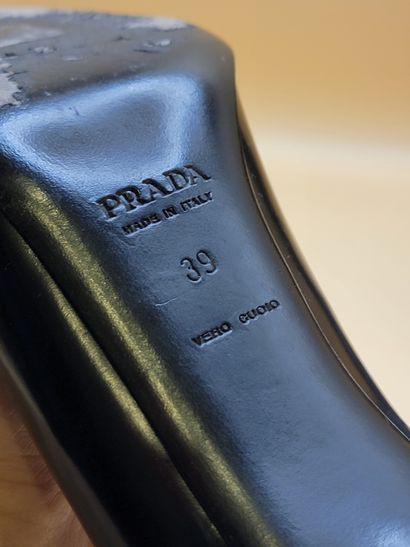 PRADA 
Paire d'escarpins en cuir glacé noir....