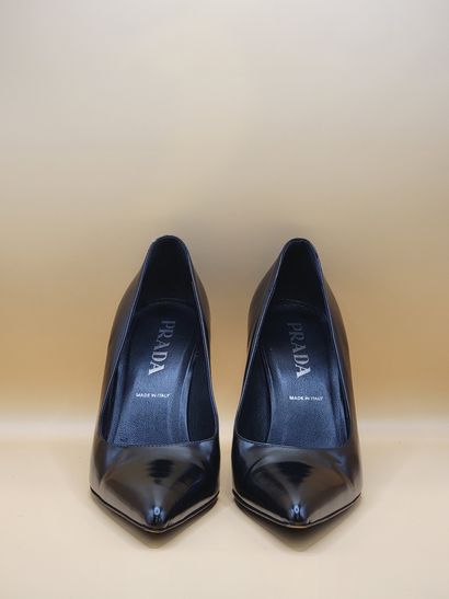 PRADA 
Paire d'escarpins en cuir glacé noir....