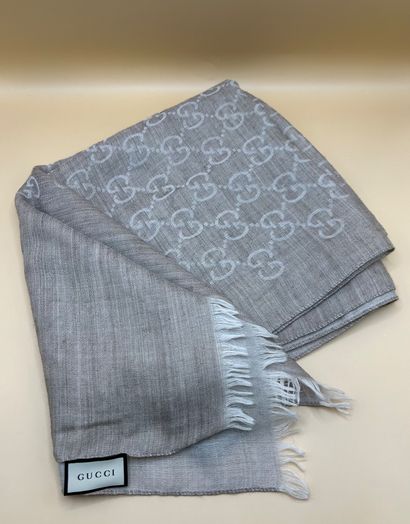 GUCCI 
Echarpe en laine et soie monogrammée...