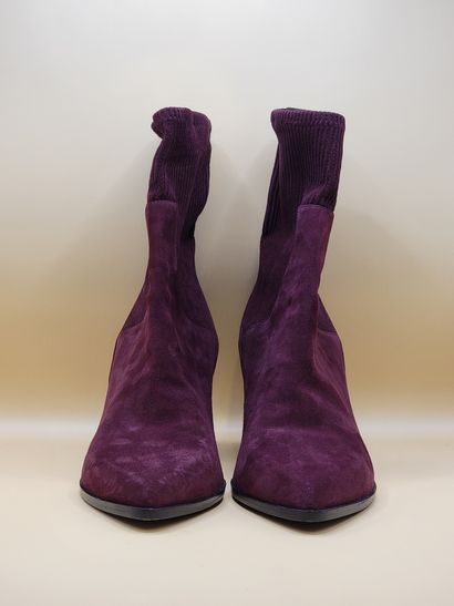 PIERRE HARDY
Paire de bottines en daim bordeaux....