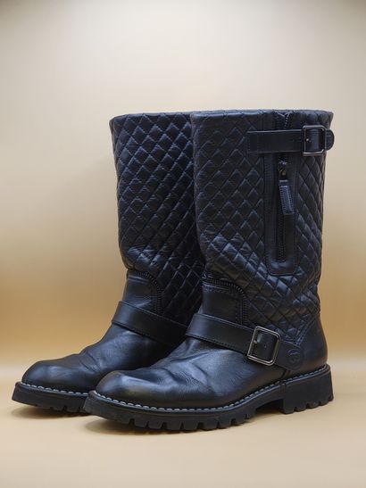 CHANEL
Biker boots in quilted and topstitched...