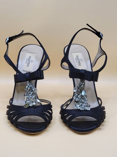 VALENTINO GARAVANI
Paire de sandales en satin...