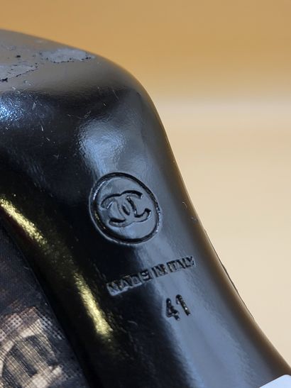 CHANEL
Paire d'escarpins en broderie ajourée,...