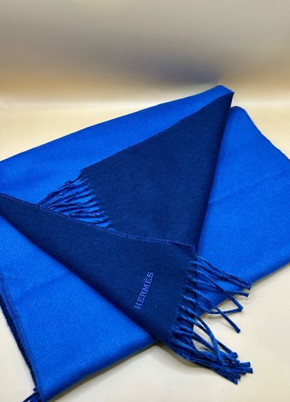 HERMES PARIS
Echarpe 100% cachemire bleu...