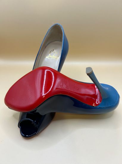 LOUBOUTIN
Paire d'escarpins en cuir verni...