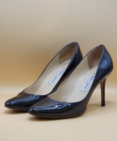 JIMMY CHOO 
Paire d'escarpins en cuir verni...