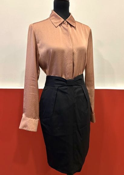 VALENTINO
Black virgin wool skirt with bow,...