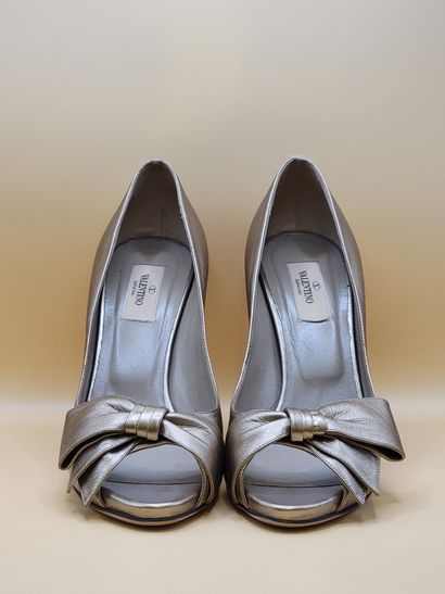 VALENTINO GARAVANI
Paire d'escarpins à noeuds...