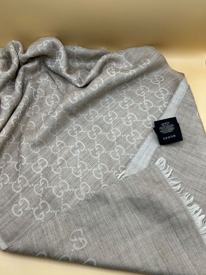 GUCCI 
Echarpe en laine et soie monogrammée...