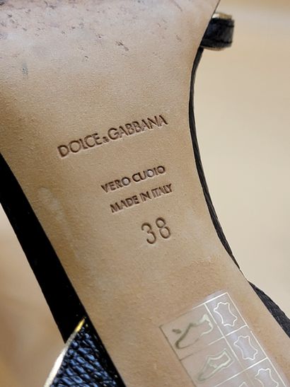 DOLCE GABBANA 
Paire de sandales en cuir...