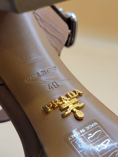 PRADA
Sandales à talons en cuir camel surpiqué...