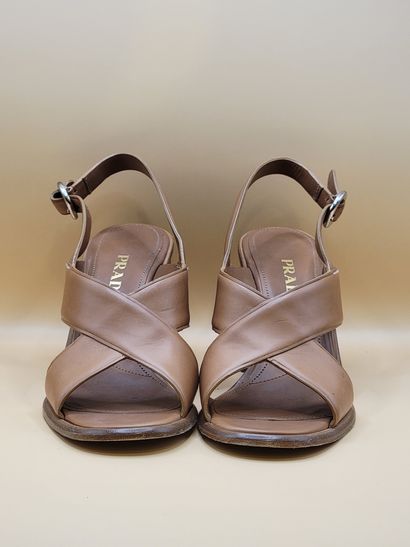 PRADA 
Paire de sandales à talons en cuir...