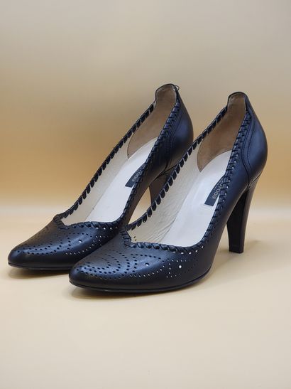 SERGIO ROSSI
Paire d'escarpins en cuir noir...