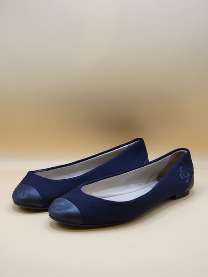 CHANEL 
Paire de ballerines en cuir et textile...