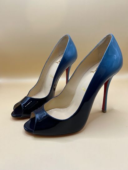 LOUBOUTIN
Paire d'escarpins en cuir verni...