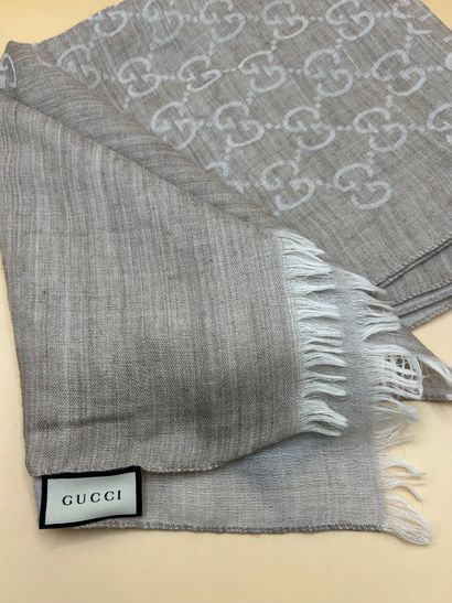 GUCCI 
Echarpe en laine et soie monogrammée...