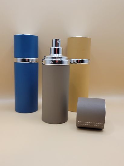HERMES PARIS
Etui à parfum en cuir surpiqué...