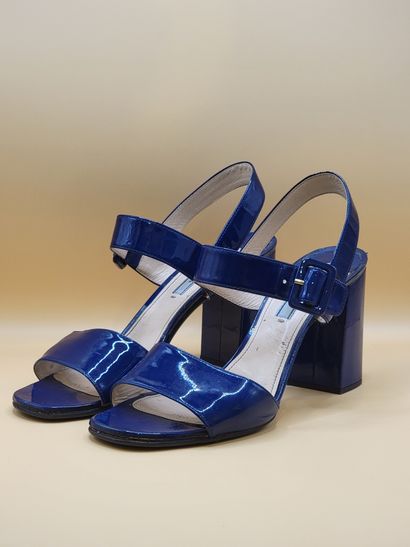 PRADA
Paires de sandales à talons en cuir...