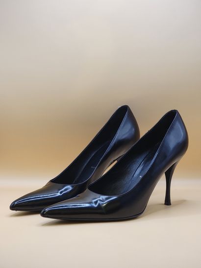 PRADA 
Paire d'escarpins en cuir glacé noir....