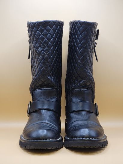 CHANEL
Biker boots in quilted and topstitched...