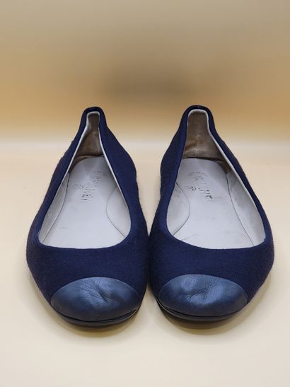 CHANEL 
Paire de ballerines en cuir et textile...