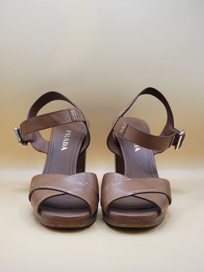 PRADA
Sandales à talons en cuir camel surpiqué...