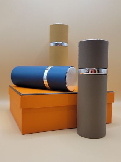 HERMES PARIS
Etui à parfum en cuir surpiqué...