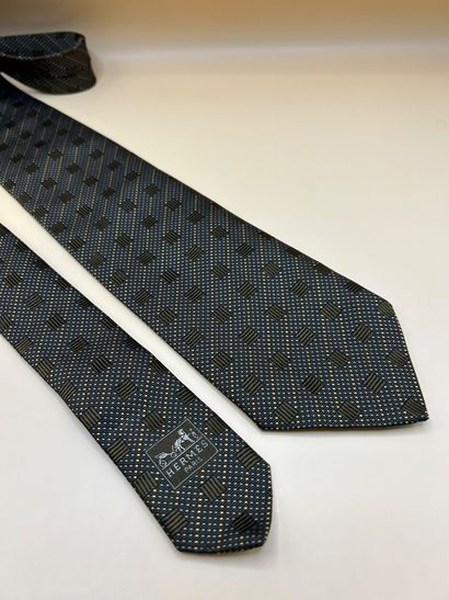 HERMES PARIS
Cravate en twill de soie.