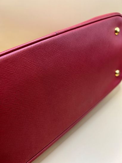 PRADA 
Sac à main 