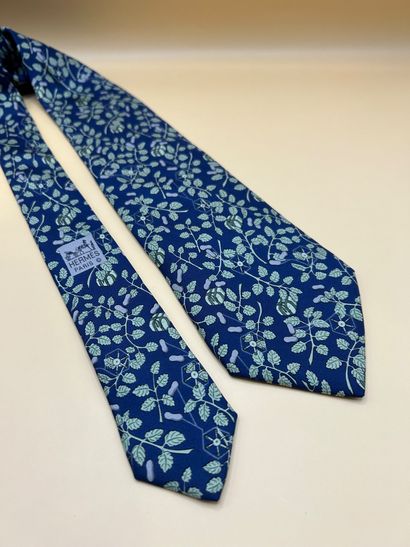 HERMES PARIS
Cravate en twill de soie.