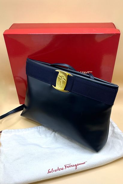 SALVATORE FERRAGAMO 
Ravissant sac à bandoulière...