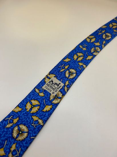 HERMES PARIS 
Cravate en twill de soie.
