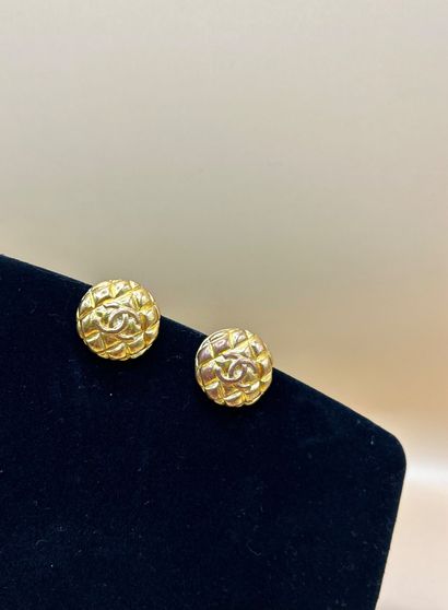 CHANEL, circa 1990 
Paire de clips d'oreilles...