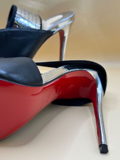 LOUBOUTIN 
Paire d'escarpins en cuir de veau...