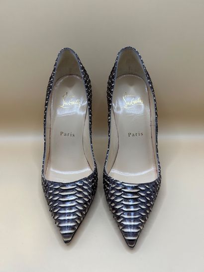 LOUBOUTIN 
Paire d'escarpins en python. 
Taille...