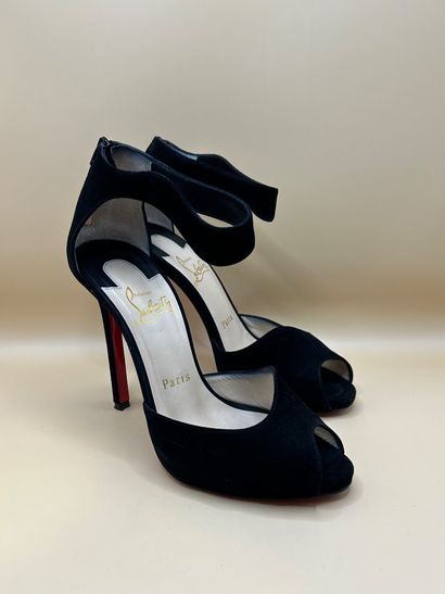 LOUBOUTIN
Paire de sandales à talons en daim...