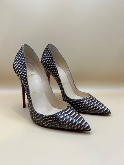 LOUBOUTIN 
Paire d'escarpins en python. 
Taille...