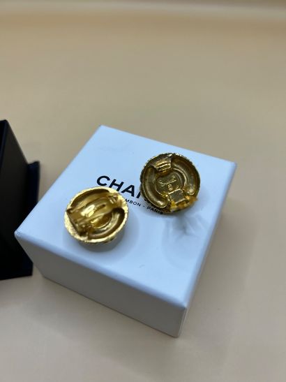 CHANEL, circa 1990 
Paire de clips d'oreilles...