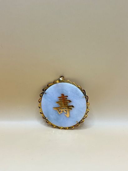 CHINE 
Pendentif rond en or jaune 18 carats...