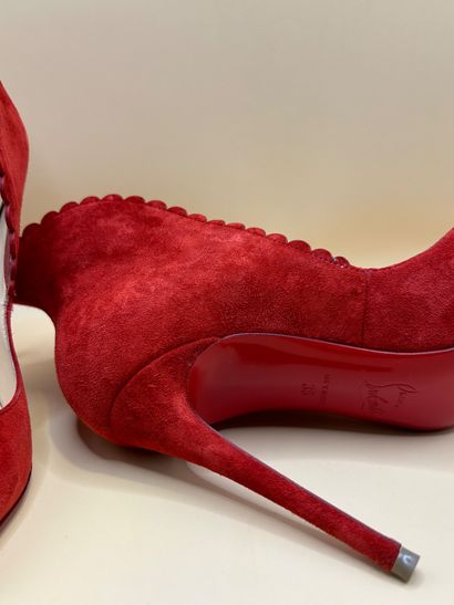 LOUBOUTIN
Paire d'escarpins en daim rouge,...