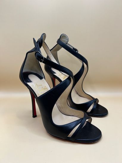 LOUBOUTIN 
Paire de sandales à talons en...