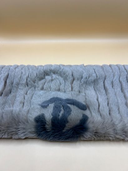 CHANEL 
Chauffe-mains dit gant en fourrure...