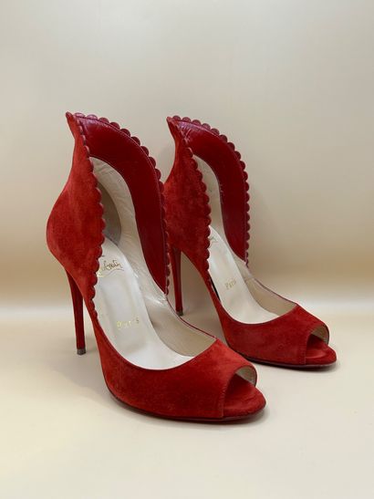 LOUBOUTIN
Paire d'escarpins en daim rouge,...