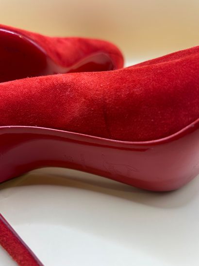 LOUBOUTIN 
Paire d'escarpins en daim rouge....