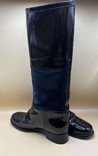 CHANEL 
Paire de bottes type 