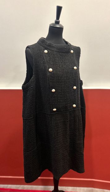 CHANEL 
Superbe robe en soie noire façon...